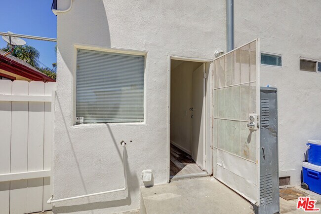 Building Photo - 543 W 16th St