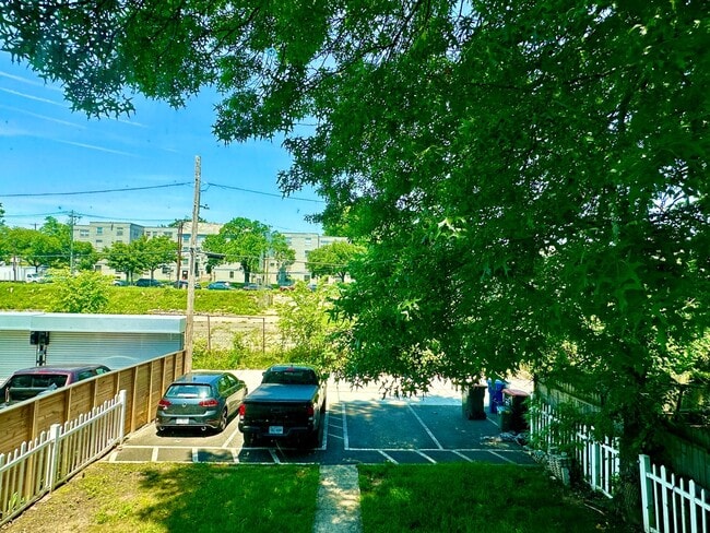 Building Photo - 2 Bedroom with Parking and Pets Welcome!