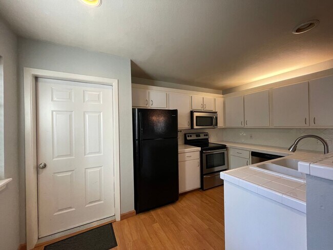Building Photo - RARE Lake Oswego Bay Community 2Bd/2Ba in ...