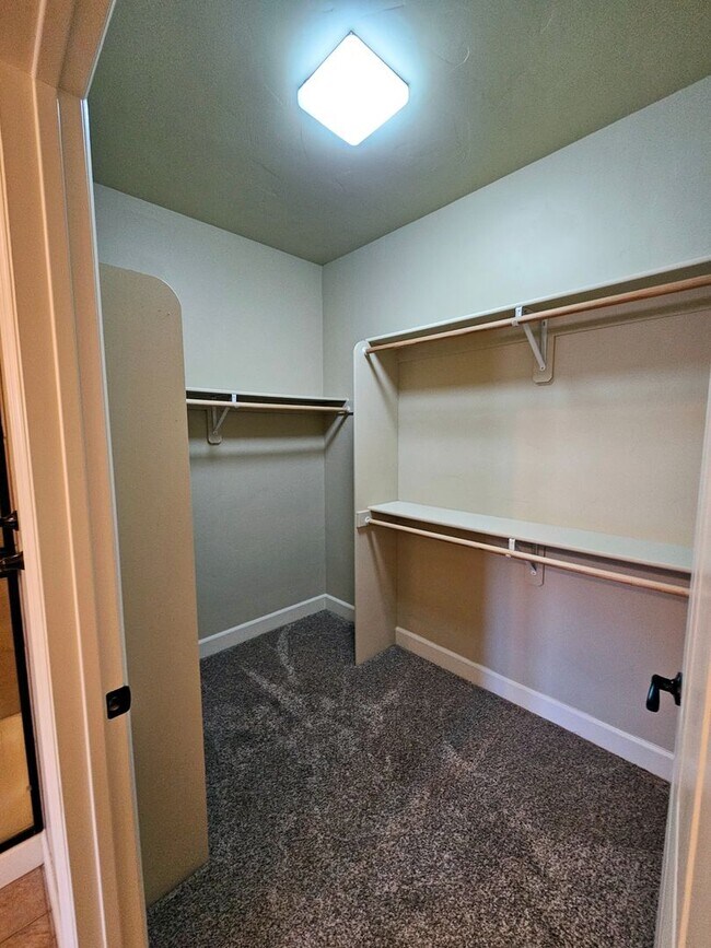 Building Photo - 2817 Tuscanna Dr