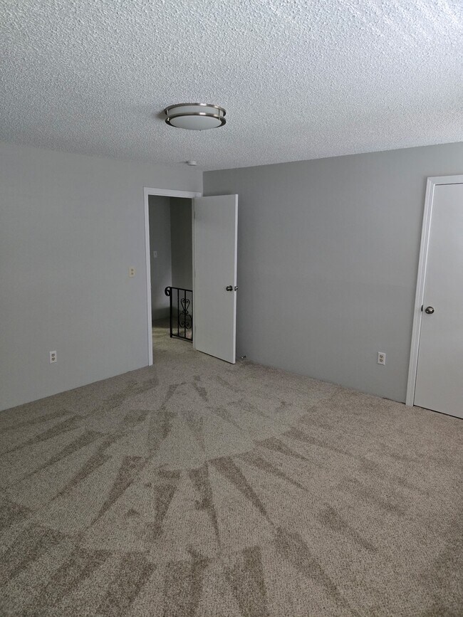 Building Photo - 945 Riverside Dr