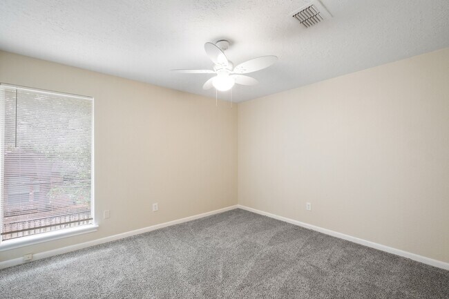 Building Photo - 14126 Saddlebend Dr