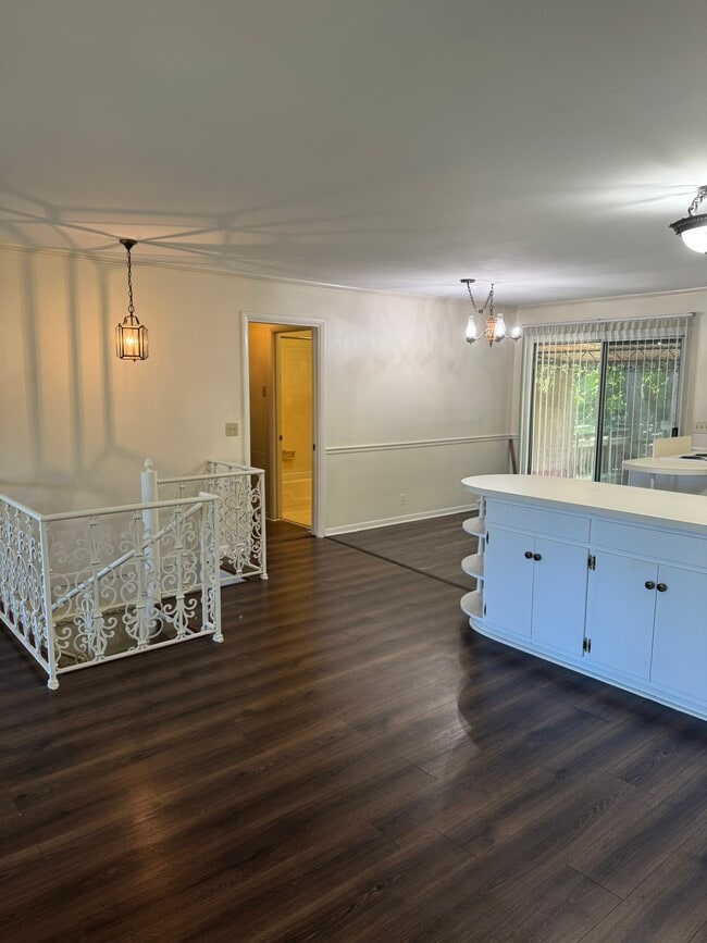 Building Photo - 9019 Meadowlawn Dr