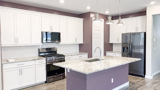 Building Photo - "Spacious 3-Bed, 3-Bath Mesa Retreat with ...