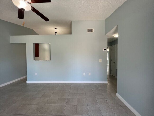 Building Photo - 2 Bedroom Candlewyck