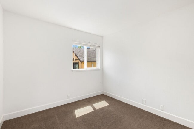 Building Photo - Admiral District 1 Bedroom Condo with Laun...