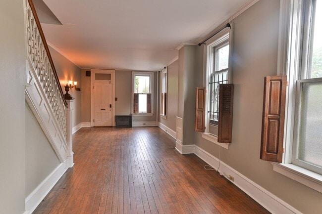 Building Photo - Charming 3 Bedroom on Verbeke St