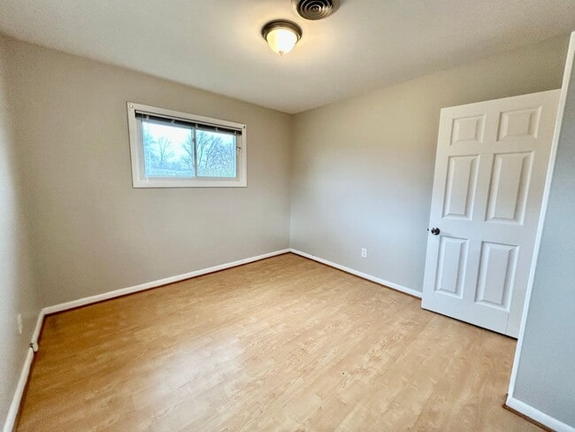 Building Photo - 3 Bedroom!