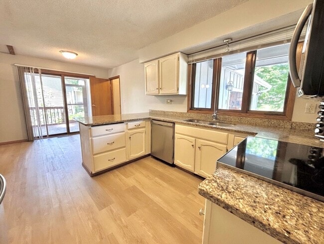 Building Photo - Entertainers dream in the heart of Eden Prairie! 3000+sf, updated, beautiful yard!!