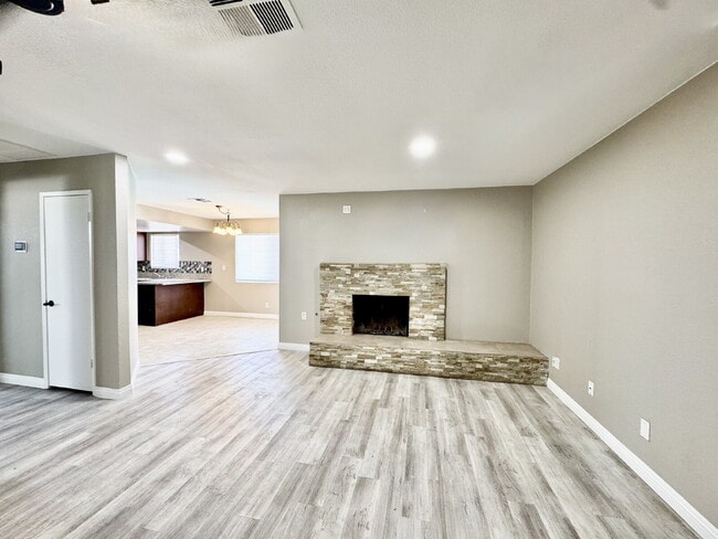 Building Photo - Spacious 4BD/3BA Pool Home with Dual Prima...