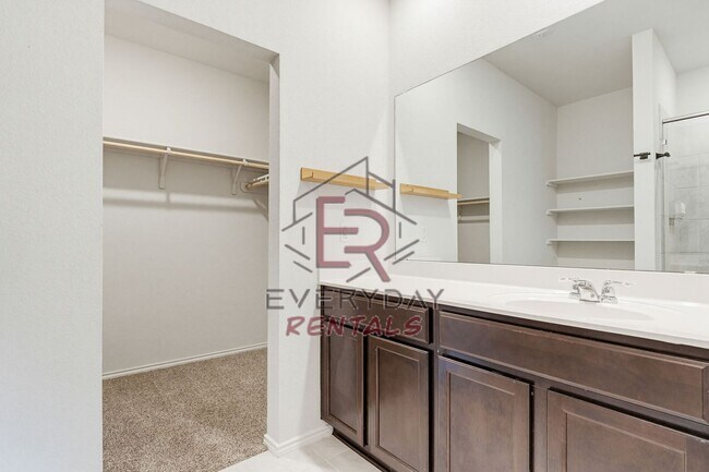 Building Photo - 4 bedroom 3 bath