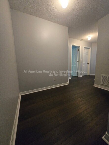 Building Photo - 707 Woodlawn Ave