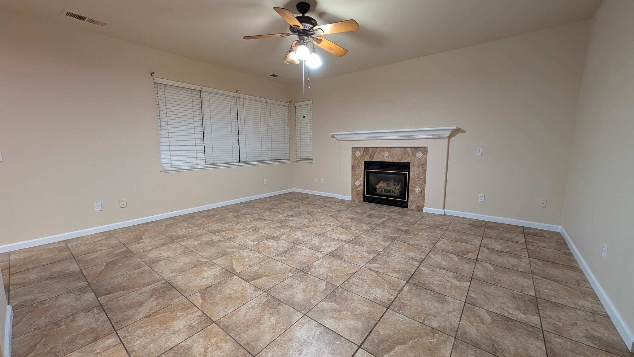 Building Photo - 2009 Foothill Vista Dr