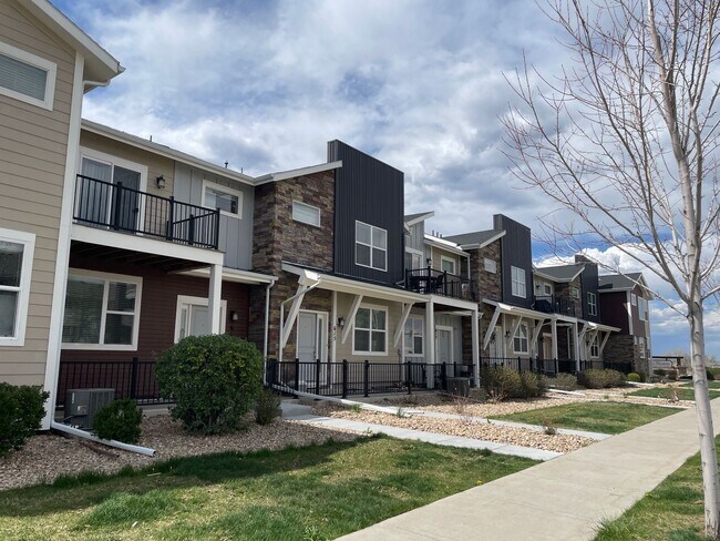 Building Photo - Spacious 3 level, 4 bedroom townhome with attached 2 car garage at Silver Meadows Townhomes on Lo...