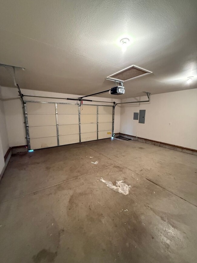 Building Photo - Charming 3 Bedroom 2 Bathroom Home in Quiet Neighborhood!