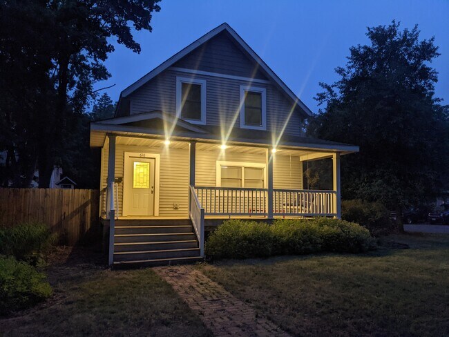 Building Photo - 618 6th St