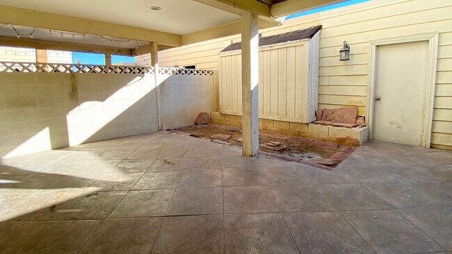 Building Photo - Great 3 bedroom and 1.5 bath townhouse with a small yard and 2 car garage.