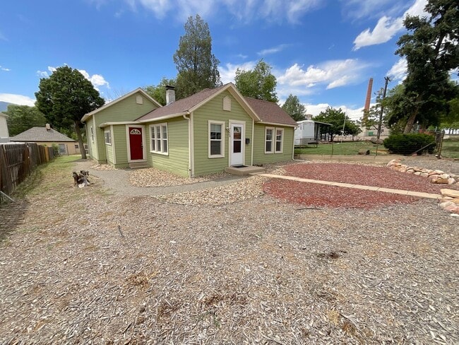 Building Photo - 2 Bedroom Home Available Near Pikes Peak Ave & S Institute St!