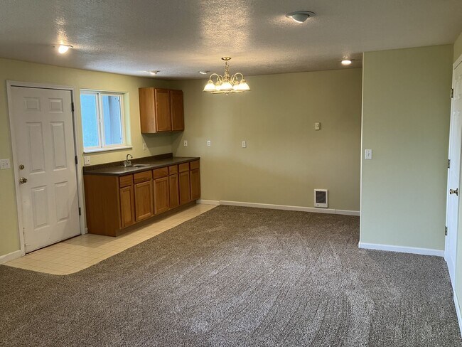 Building Photo - 3096 Deering Dr NW