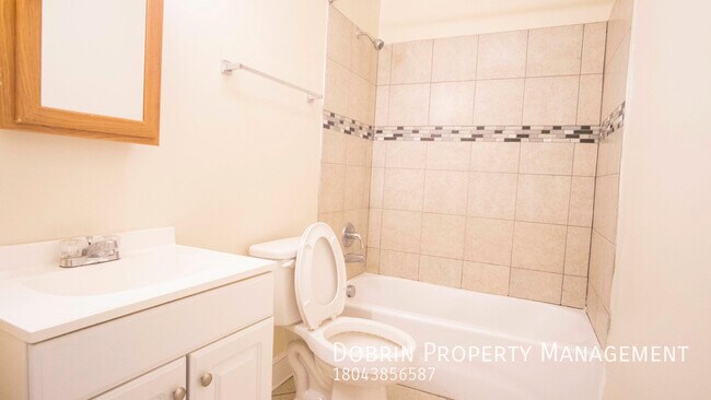 Building Photo - 810 W Clay St