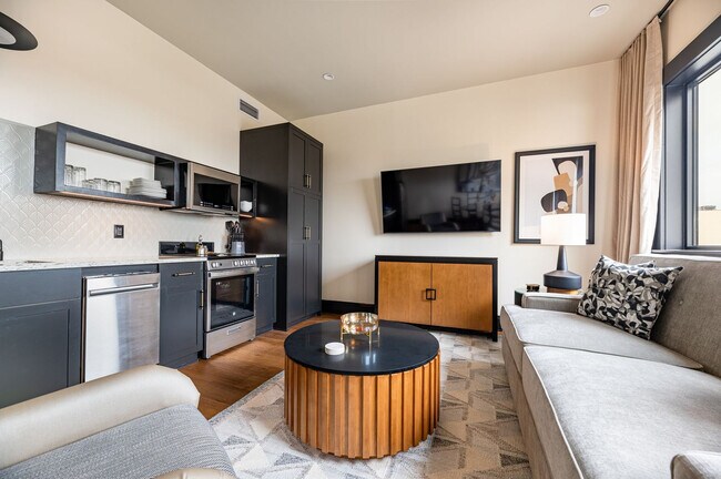 Building Photo - 1011 Canal St