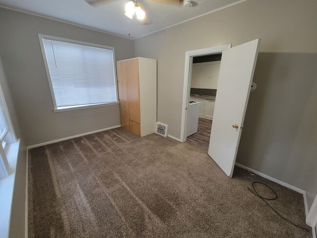 Building Photo - AVAILABLE JUNE - 4 Bed 1 Bath Located In East Hillside