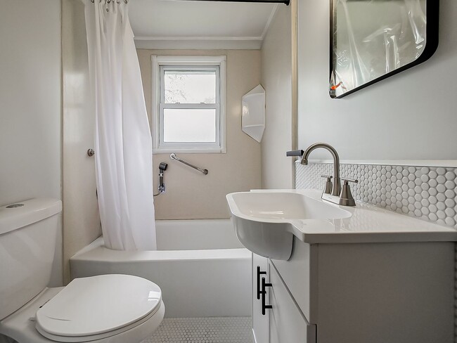 Building Photo - Welcome to this beautiful 2 bedroom, 1 bat...