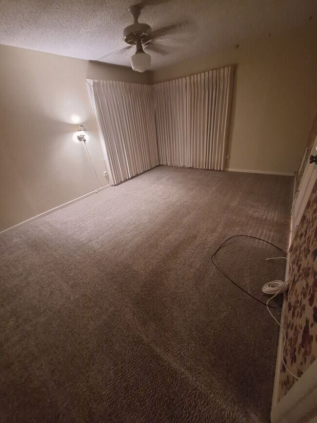 Building Photo - Spacious 3 bedroom, 2 bath
