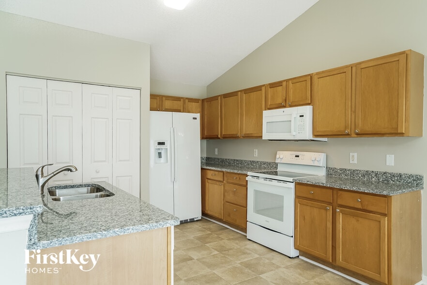 Building Photo - 6220 Saybrooke Dr