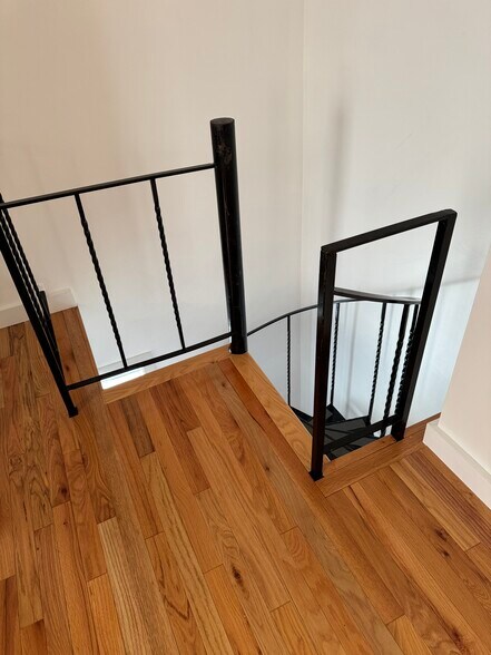 Building Photo - 217 Vine St