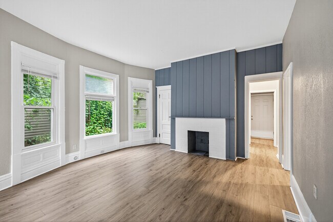 Building Photo - 812 7th St SE
