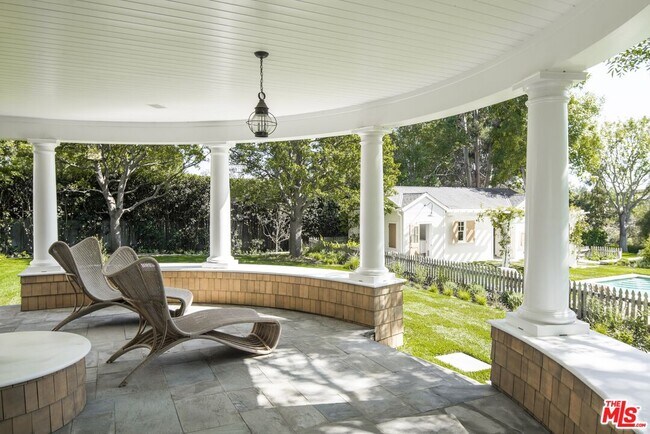 Building Photo - 6763 Zumirez Dr