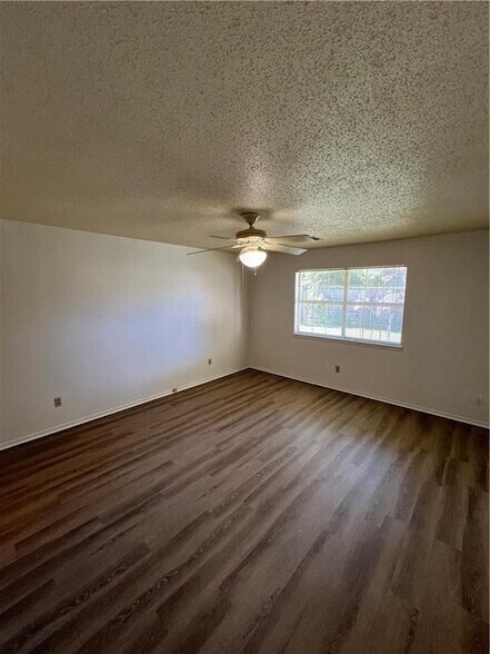 Building Photo - 320 S 11th Pl