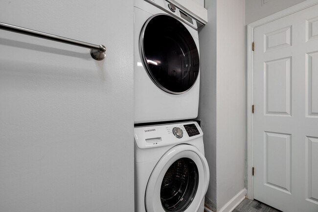 Building Photo - 1 bedroom, 1 bath updated condo in downtow...
