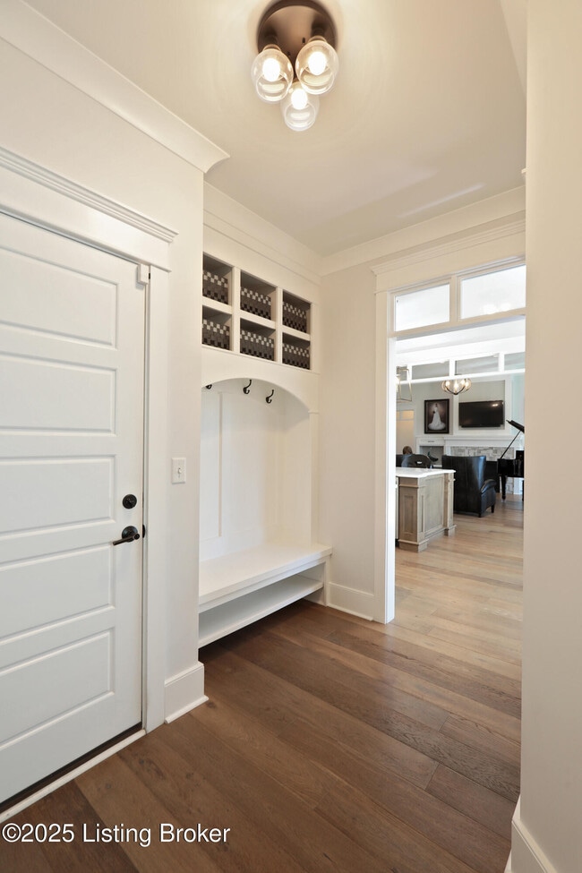 Building Photo - 14000 Glendower Dr