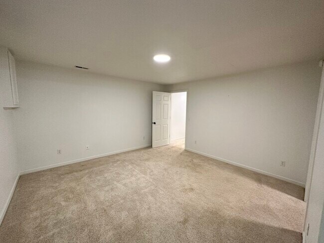 Building Photo - Grandville Condo 3 Bedroom and 2.5 Bathrooms