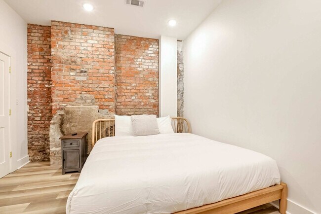 Building Photo - 1050 Annunciation St