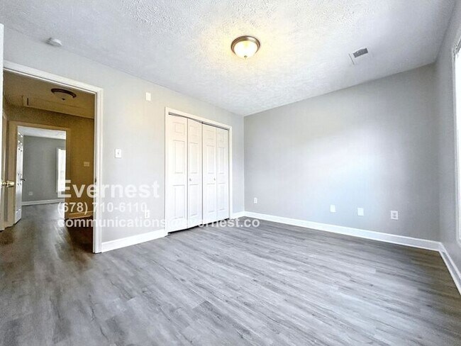 Building Photo - Spacious 3-Bedroom Home in a Vibrant and A...