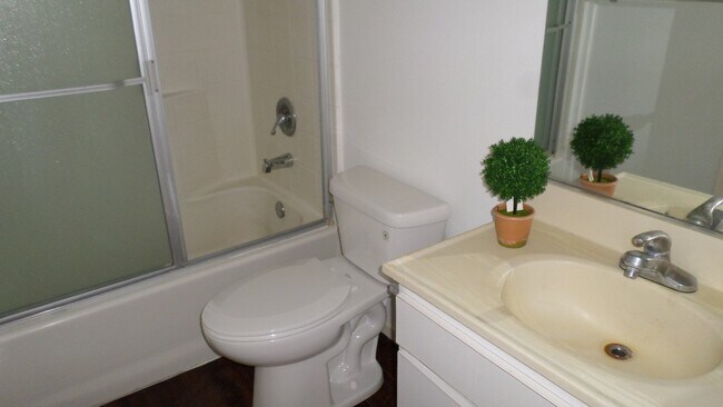 Building Photo - 5271 Huntington Dr N