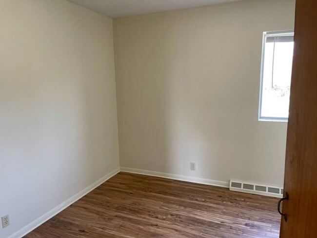 Building Photo - 507 W Kirby Ave