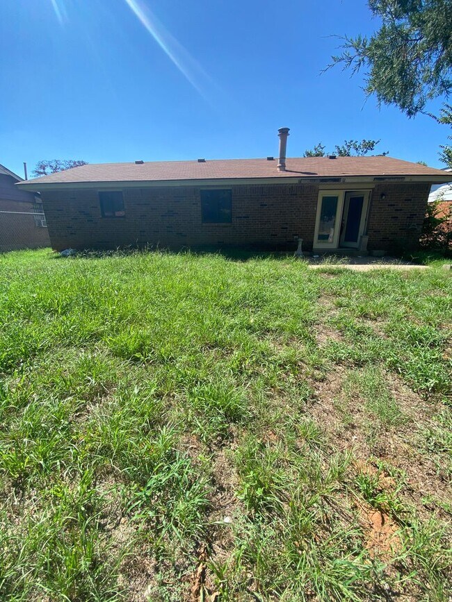 Building Photo - 5 Bedroom Home!