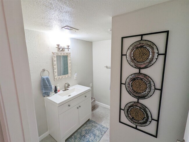 Building Photo - 13374 Trail Hollow Dr