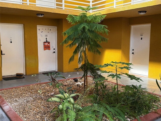 Building Photo - 9725 Fontainebleau Blvd