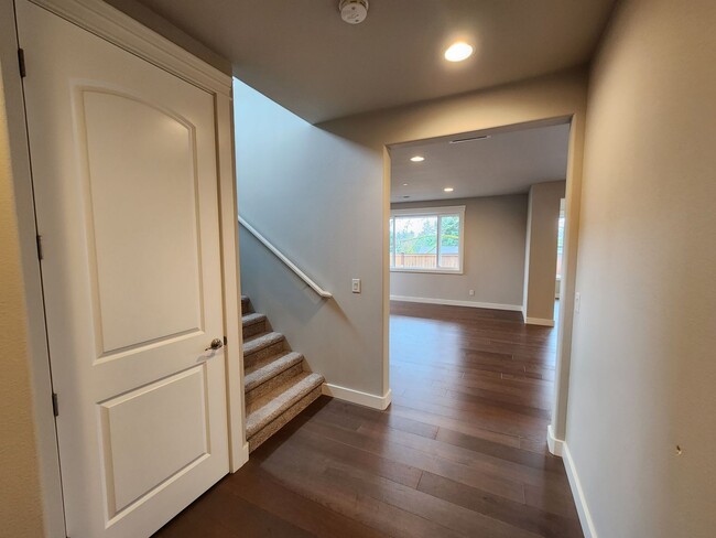 Building Photo - Large Spacious 4 Bed Home