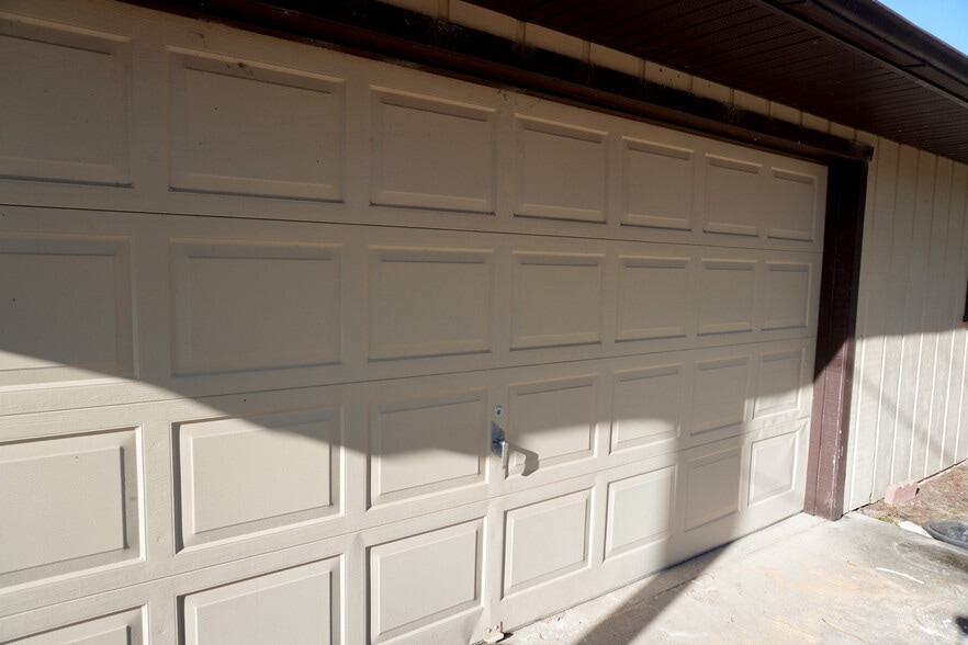 Secure garage for vehicles or gear, gateway to Yankeetown adventures on the Nature Coast. - 33 63rd St