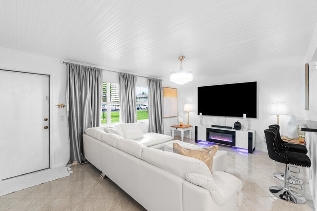 Building Photo - 340 Horizon W