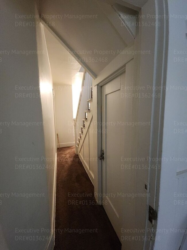 Building Photo - Move in ready. 3 bedrooms/ 1.5 bath, yard,...