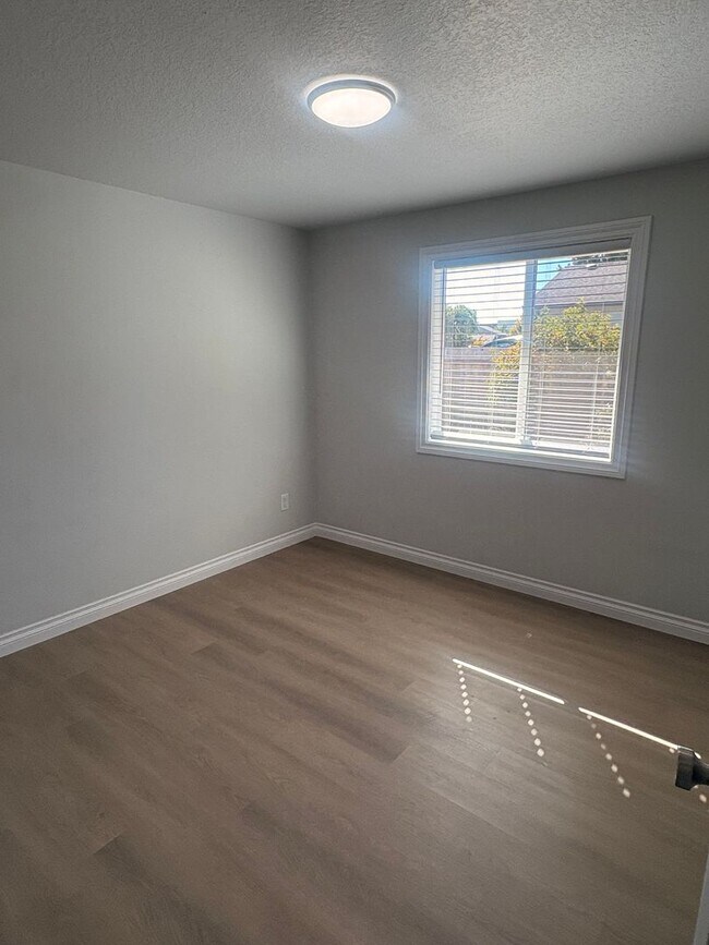 Building Photo - HALF MONTH FREE OF RENT Beautifully Remode...