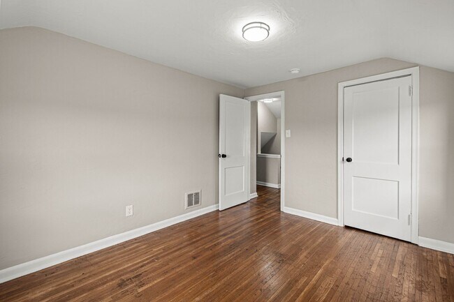Building Photo - Newly renovated 3 bedroom home in McKees Rocks available now!