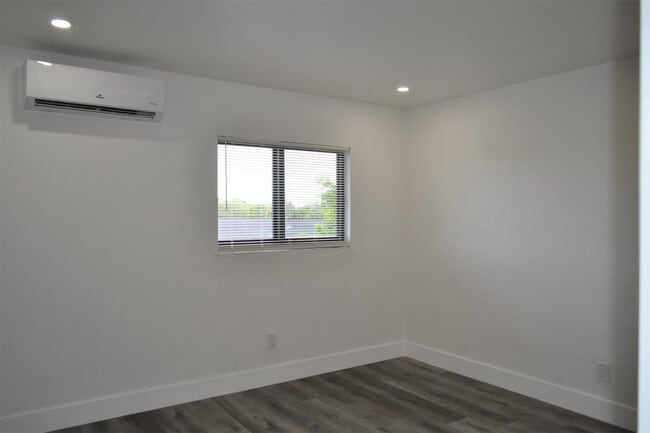 Building Photo - 940 NW 8th Ave